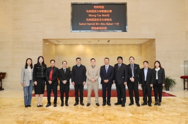 馬來(lái)西亞大學(xué)聯(lián)盟主席拿督斯里黃炫碩一行蒞臨景興紙業(yè)參觀(guān)交流，共建“一帶一路”人才培養(yǎng)培訓(xùn)基地